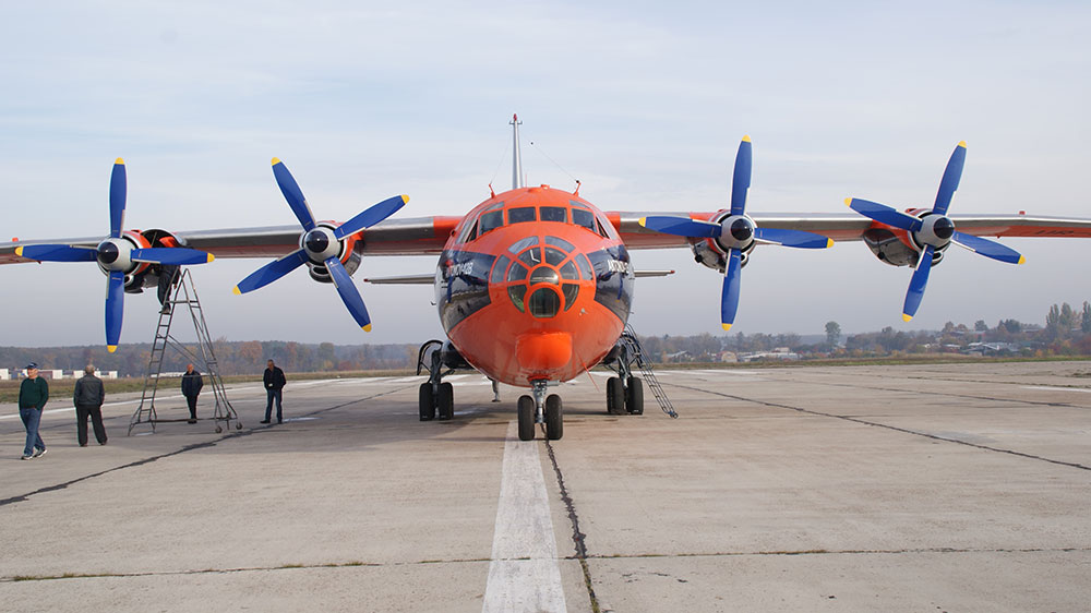 Український літак Ан-12 повернувся у небо в оновлених кольорах